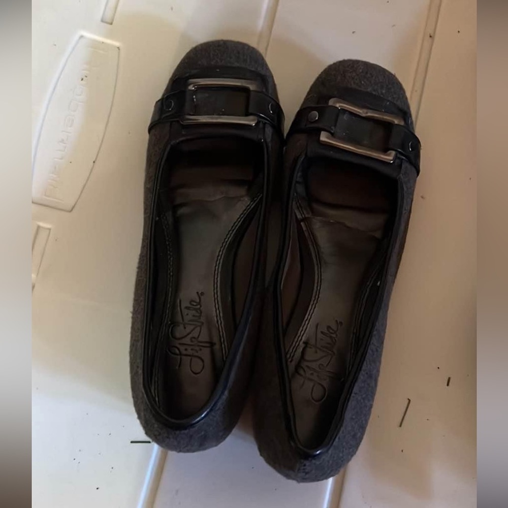 Woman’s shoes size 6.
